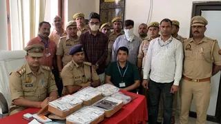 वाराणसी कैंट स्टेशन पर जीआरपी ने पकड़े 1.95 करोड़ के सोने-हीरे के आभूषण, दो युवक गिरफ्तार।