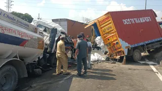 एक्सीडेंट के बाद क्षतिग्रस्त वाहन।