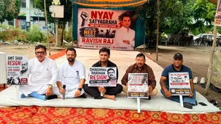जालंधर में भूख हड़ताल पर बैठे युवा।
