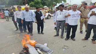 मऊ में नीट अनियमितता पर अधिवक्ताओं का प्रदर्शन शिक्षा मंत्री का पुतला फूंका।