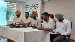 रोडवेज कर्मचारी जानकारी देते हुए।