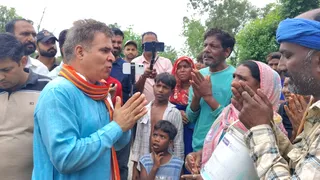 जम्मू-कश्मीर: नौशहरा में बाढ़ पीड़ितों से मिले रविंदर रैना (जागरण फोटो)