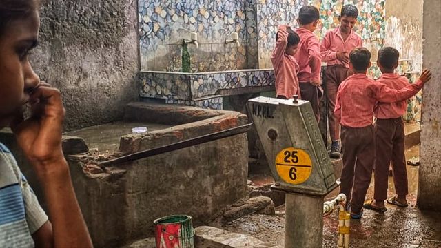 गाजियाबाद के सरकारी स्कूलों में शुद्ध पेयजल है न स्वच्छ शौचालय, दूषित पानी पीने को मजबूर नौनिहाल