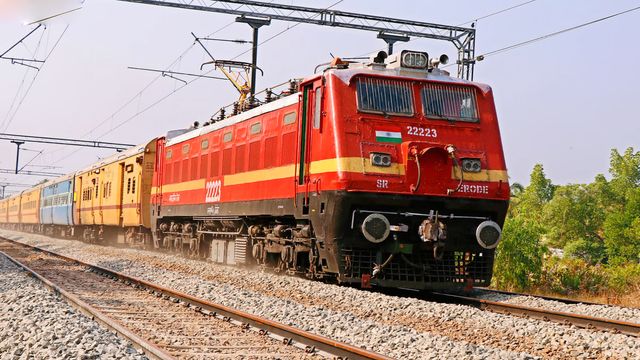 कासगंज-दिल्ली इंटरसिटी का सफर अब और सुरक्षित: 22 अगस्त से LHB रैक के साथ दौड़ेगी ट्रेन, जानें क्या बदल जाएगा
