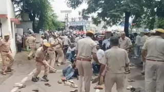 पुलिस ने प्रदर्शनकारियों पर किया लाठीचार्ज