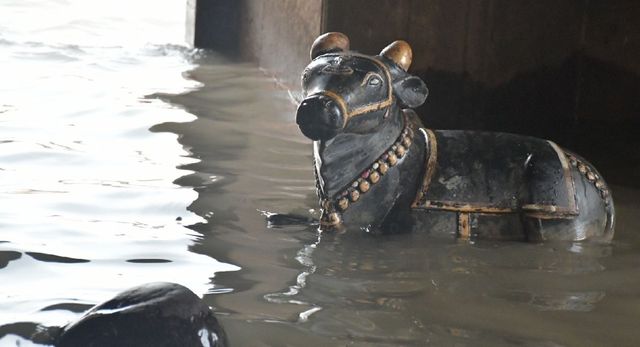 वाराणसी में बारिश ने खोली नगर निगम की पोल, जलभराव से सड़कें बनीं तालाब, उफनती गंगा ने बढ़ाई चिंता