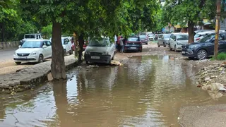 पाइपलाइन टूटने से सड़क पर भरा पानी। जागरण