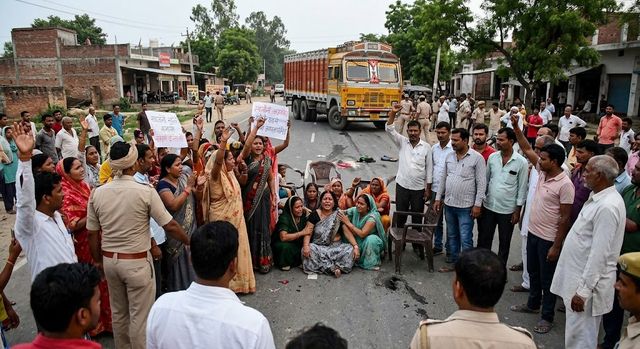 मां की तेरहवी में आई बेटी और उसके बेटे को ट्रक ने मारी टक्कर, दूर तक घसीटी बॉडी; स्वजनोंं ने सड़क पर किया प्रदर्शन