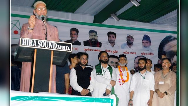 'दूसरों की दरी बिछाने से कुछ नहीं होगा...': मुरादाबाद में ओवैसी की सपा-भाजपा को ललकार, अंधेरे में मंच से फूंका चुनावी बिगुल