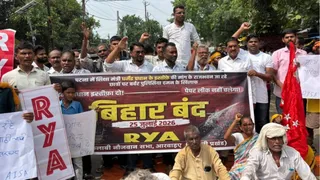 भोजपुर जिले के गड़हनी में आरा सासाराम हाइवे को जाम करते इंकलाबी नौजवान सभा के नेता और कार्यकर्ता। जागरण