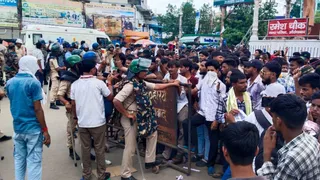 औरंगाबाद के रमेश चौक पर पुलिस के समक्ष डटे प्रदर्शनकारी।