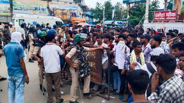 औरंगाबाद में
रमेश चौक पर छात्र प्रदर्शन उग्र, पुलिस-प्रदर्शनकारियों में भिड़ंत, तीन पुलिसकर्मी समेत एक दर्जन घायल