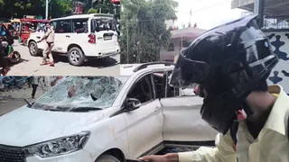 BJP वाले की गाड़ी है मारो-मारो',भागलपुर में उग्र हुआ छात्रों का प्रदर्शन,  पुलिस जिप्सी व SDM के वाहन पर चलाए डंडे - bhagalpur neet protest bihar  bandh turns violent ...