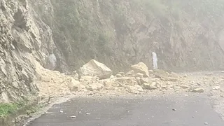 नैनीताल-भवाली मार्ग में पाइंस के समीप पहाड़ी से सड़क पर गिरे बोल्डर व मलबा। जागरण