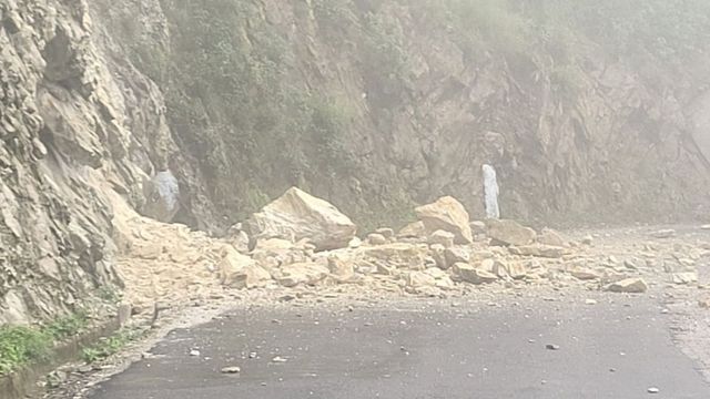 भवाली-नैनीताल रोड पर पाइंस क्षेत्र में चट्टान से गिरे बोल्डर, बाल-बाल बचे वाहन सवार
