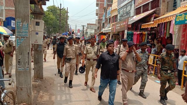 नीट पेपर लीक को लेकर बक्सर में सड़कों पर उतरा विपक्ष: पूर्व MLA अजीत के नेतृत्व में निकला जुलूस, पुलिस बल तैनात
