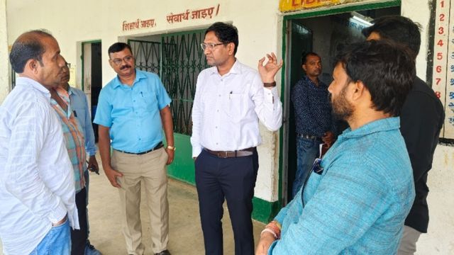 झारखंड: स्कूल की स्मार्ट क्लास में चला अश्लील वीडियो, ग्रामीणों ने प्रभारी प्राचार्य को हटाने की उठाई मांग
