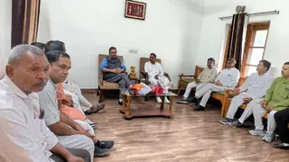 भाजपा के पदाधिकारियों के साथ बैठक करते पूर्व केंद्रीय मंत्री मुख्तार अब्बास नकवी। जागरण