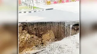 घटपुरी टोल के किनारे धंसी सड़क। वीडियो ग्रेब