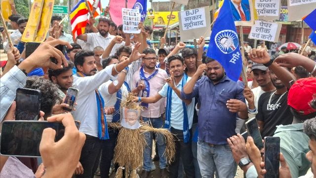 धर्मेंद्र प्रधान के इस्तीफे लिए सड़क पर उतरे संगठन, कड़ी सुरक्षा के बीच हुआ धरना प्रदर्शन 
