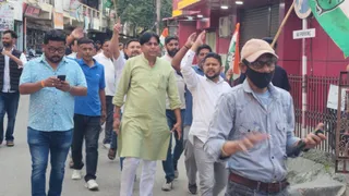 अल्मोड़ा गांधी पार्क से विजय रैली निकालते कांग्रेस कार्यकर्ता।