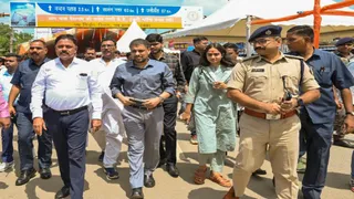 देवघर में श्रावणी मेला की तैयारियों का निरीक्षण करते मंत्री सुदिव्य कुमार सोनू। (फोटो जागरण)