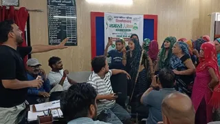 शिकोहाबाद नगर पालिका कार्यालय में हंगामा करतीं महिला सफाईकर्मी।