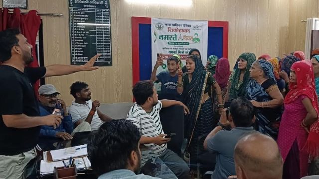 शिकोहाबाद नगर पालिका में सफाई कर्मचारियों ने की हड़ताल, महिला कर्मी की मौत के बाद जमकर हंगामा
