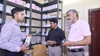 अल्मोड़ा जिला अस्पताल स्थित जन औषधि केंद्र में पीएमएस को निर्देश देते डीएम अंशुल सिंह। जागरण