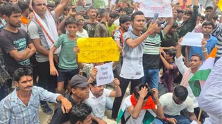 लखीसराय में प्रदर्शनकारियों ने दिया धरना।