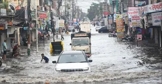 चावला मार्केट से बीएम मार्केट जाने वाली सड़क पर भरा पानी । जागरण