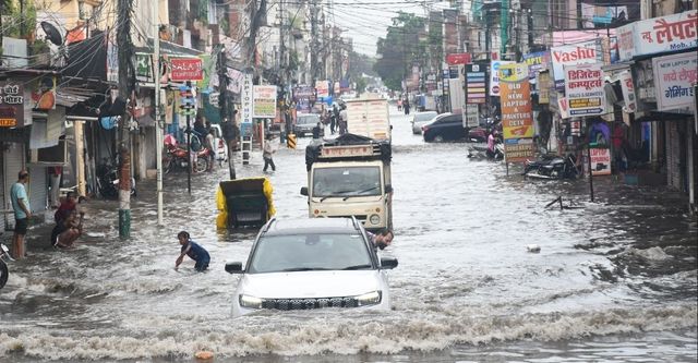 
Kanpur Weather Alert: कानपुर में झमाझम बारिश, 30 KM की रफ्तार से चली हवा, 31 जुलाई तक भारी बारिश का अलर्ट 
