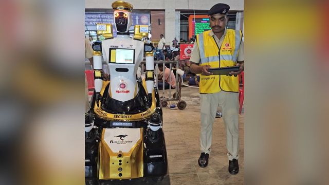 रथयात्रा सुरक्षा में क्रांति: पुरी स्टेशन पर AI रोबोट 'DSC अर्जुन' तैनात, पलभर में पहचानेगा लावारिस सामान
