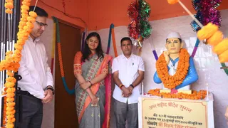 जिला कारागार नई टिहरी परिसर में श्रीदेव सुमन स्मृति स्थल पर श्रद्धांजलि अर्पित करतीं सीडीओ वरुणा अग्रवाल व पालिकाध्यक्ष मोहन सिंह रावत। सूचना विभाग