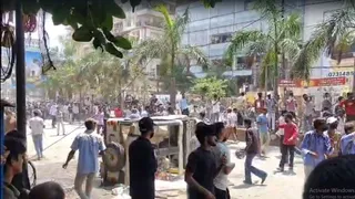हंगामा करते प्रदर्शनकारियों ने पलटी पुलिस की गाड़ी।