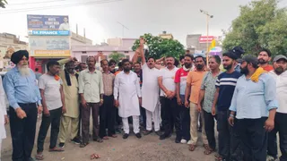 प्रदर्शन करते हुए सफाई कर्मचारी।