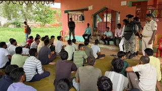 बंद से पूर्व सासाराम में प्रतियोगी छात्रों के साथ स्थापित करते डीएम-एसपी।. सौ. प्रशासन