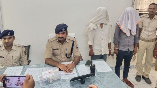 शिवहर में अपराध की साजिश रच रहे दो बदमाश हथियार समेत गिरफ्तार, तीसरा पुलिस को चकमा देकर फरार