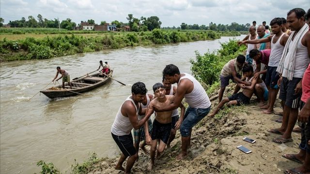 सिद्धार्थनगर में रील बनाने के दौरान नदी में डूबे चार युवक, ग्रामीणों ने तीन की बचाई जान; एक की तलाश जारी
