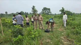 सीतापुर: बाघ प्रभावित गांव बिजुआमऊ में ड्रोन उड़ाते वनकर्मी: जागरण