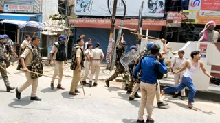 प्रदर्शनकारियों को खदेड़ती पुलिस। जागरण