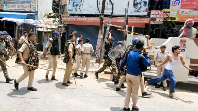 सिवान में बिहार बंद के दौरान छात्रों का हिंसक प्रदर्शन, SP घायल, 10 राउंड हवाई फायरिंग
