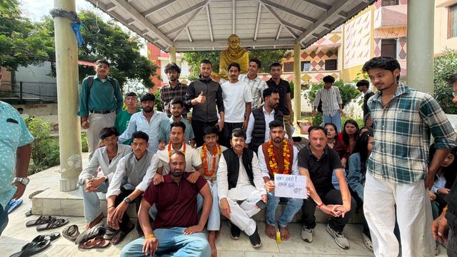 धमेंद्र प्रधान के इस्तीफे के बाद अल्मोड़ा में छात्रों ने खत्म किया अनशन, माल रोड पर निकाला विजय जुलूस
