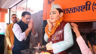 हनुमान चौक स्थित सुमन स्मारक में श्री देव सुमन मूर्ति पर माल्यार्पण कर नमन करते डीएम प्रशांत आर्य। स्रोत सूचना विभाग