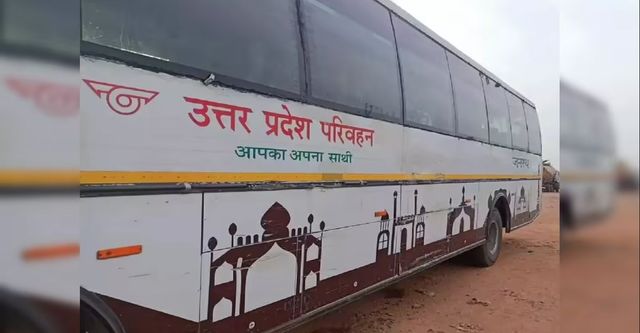 रोडवेज की जनरथ एसी बस का फटा टायर, बाल-बाल बचे यात्री; दिनभर दूसरे टायर का इंतजार
