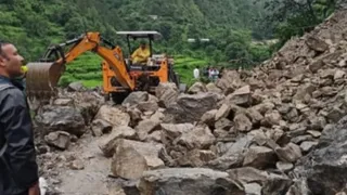 चड़ेथी में गंगोत्री हाईवे पर गिरे बोल्डरों को हटाती बीआरओ की टीम। स्त्रोत आपदा प्रबंधन विभाग