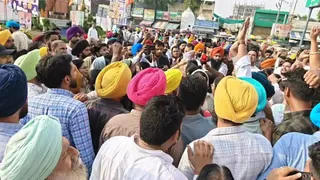 अमृतसर में हॉल गेट के बाहर एकत्रित आम आदमी पार्टी के नेता व वर्कर।