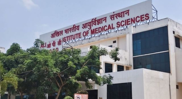 गोरखपुर में सांड़ के हमले में टूटी गर्दन की हड्डी, एम्स में जटिल सर्जरी