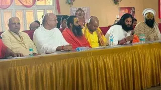 बैठक के दौरान संत।