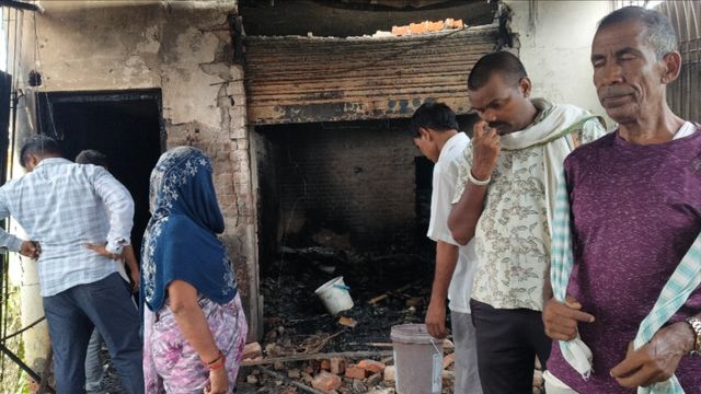 आजमगढ़ में जनरल स्टोर में लगी आग, 22 लाख का सामान जलकर राख
